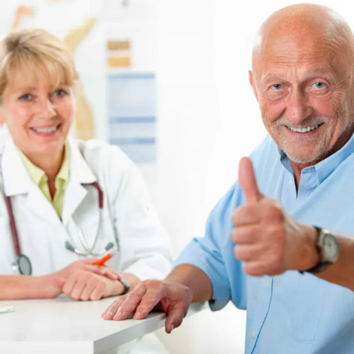 Ärztin und Patient mit Daumen hoch